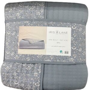 Iris Lane Blue and White Floral King Quilt 102”x90”